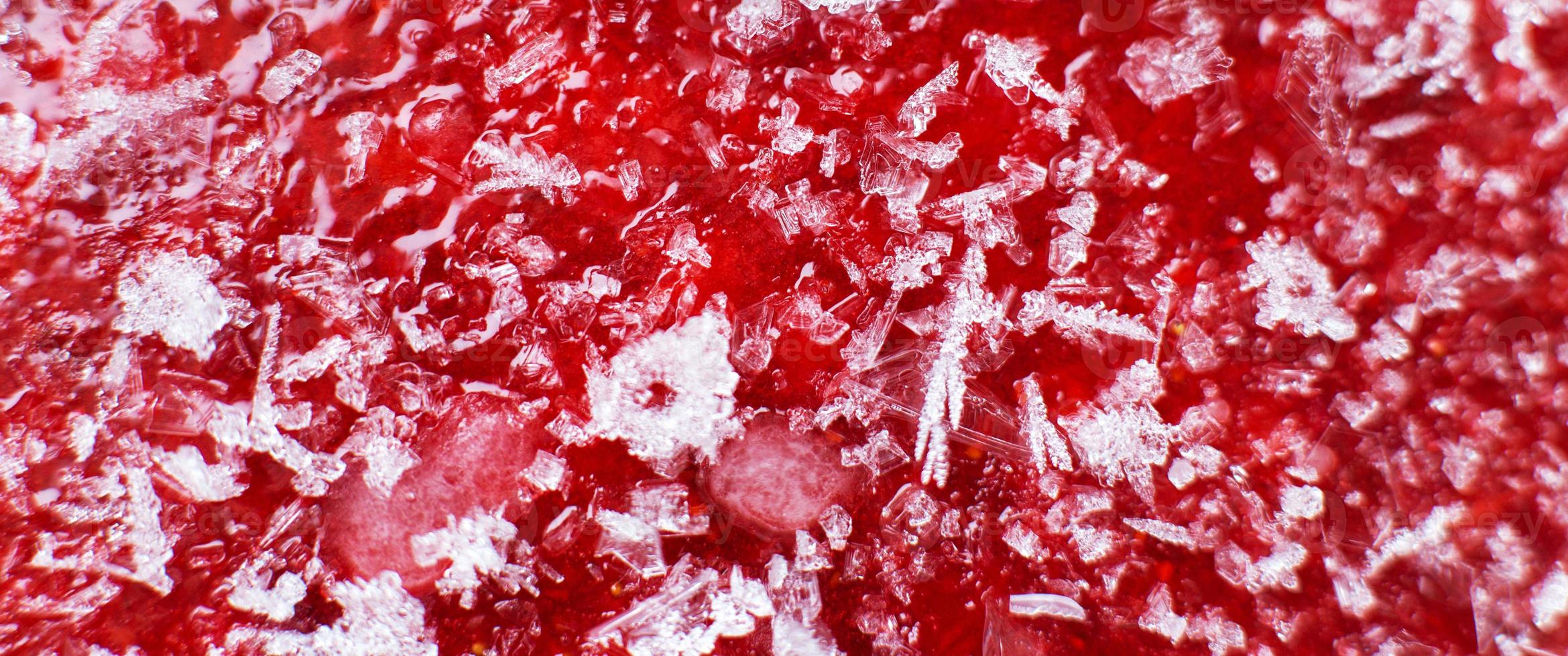 schiacciato rosso fresco congelato fragole sfondo avvicinamento. bandiera foto