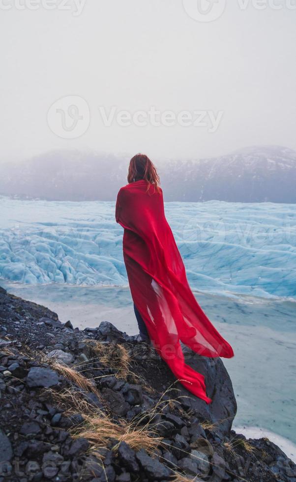 turista con rosso agitando capo su roccia panoramico fotografia foto