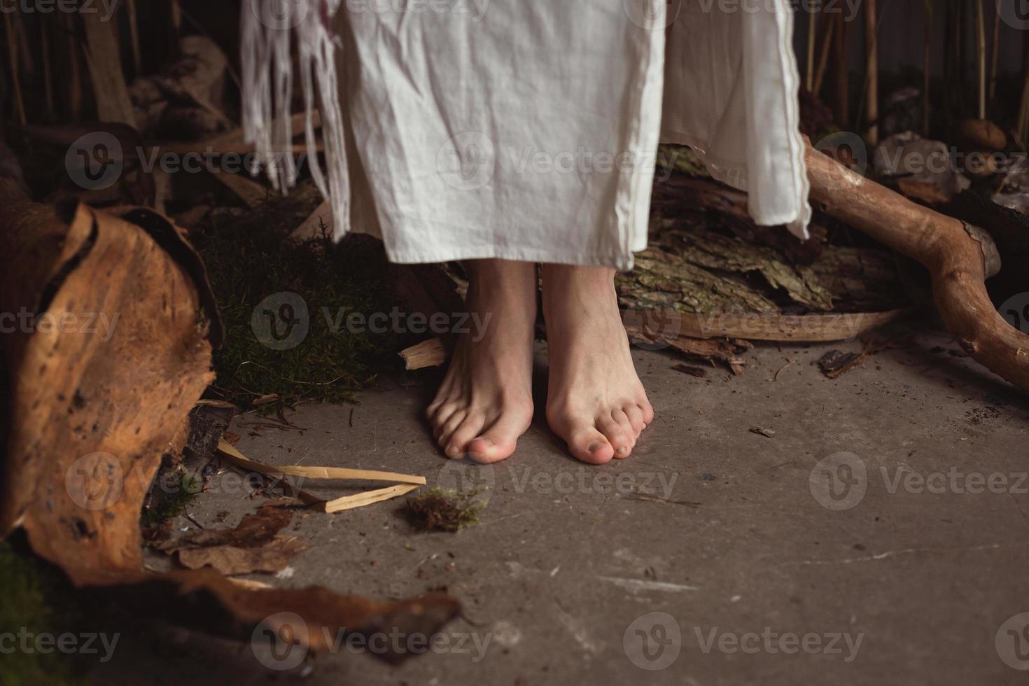 vicino su a piedi nudi donna in piedi nel la lavorazione del legno laboratorio concetto foto