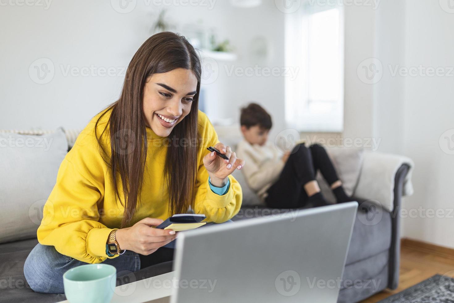 del Millennio generazione madre Lavorando a partire dal casa con piccolo bambini mentre nel quarantena solitudine durante il covid-19 Salute crisi. poco ragazzo su tavoletta computer. foto