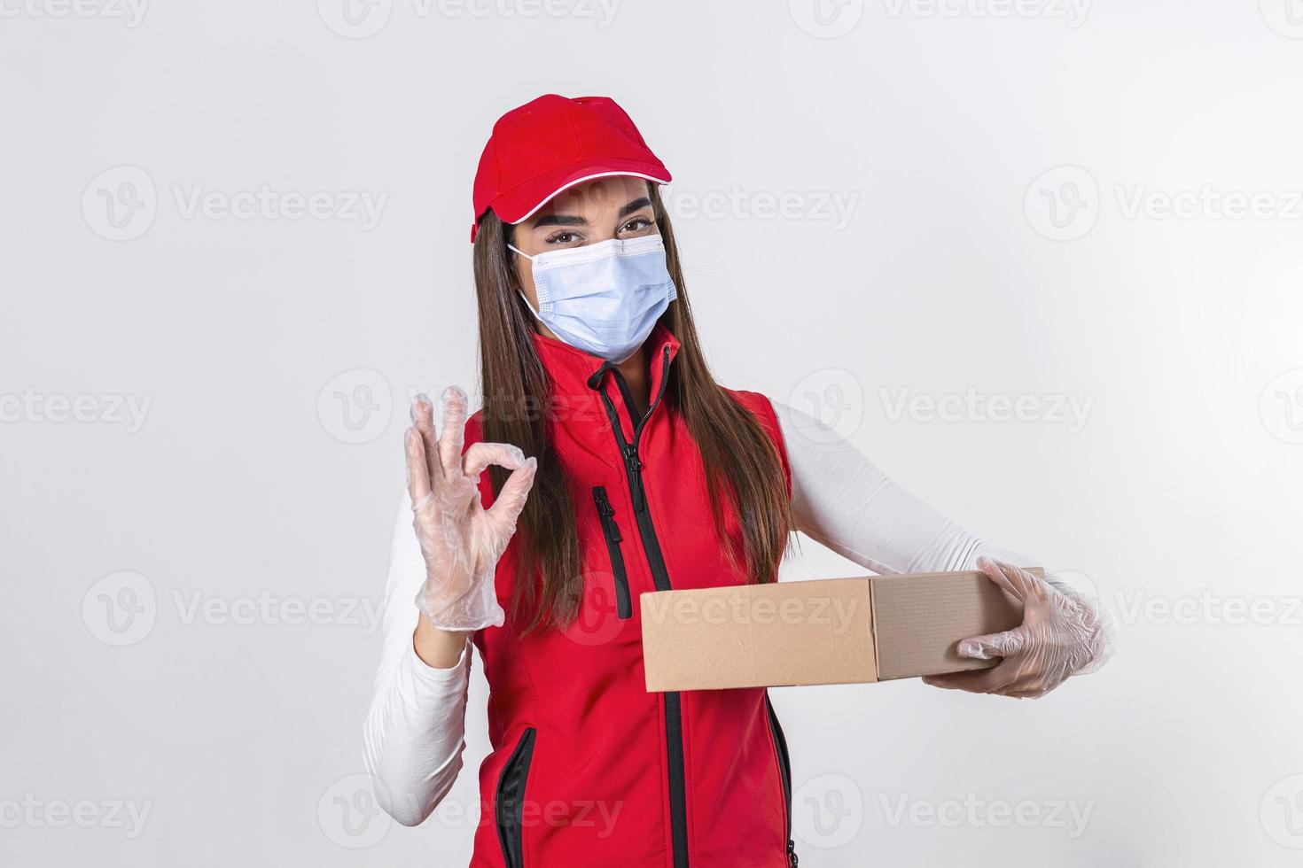 consegna donna Tenere cartone scatole nel gomma da cancellare guanti e medico maschera. copia spazio. veloce e gratuito consegna trasporto . in linea shopping e esprimere consegna foto