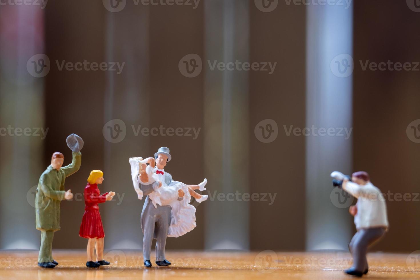 miniatura le persone, fotografo assunzione immagini di un' sposa e sposo foto