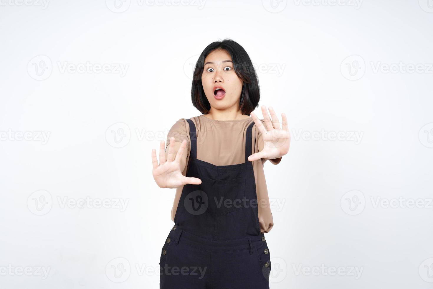 rifiuto mano gesto di bellissimo asiatico donna isolato su bianca sfondo foto