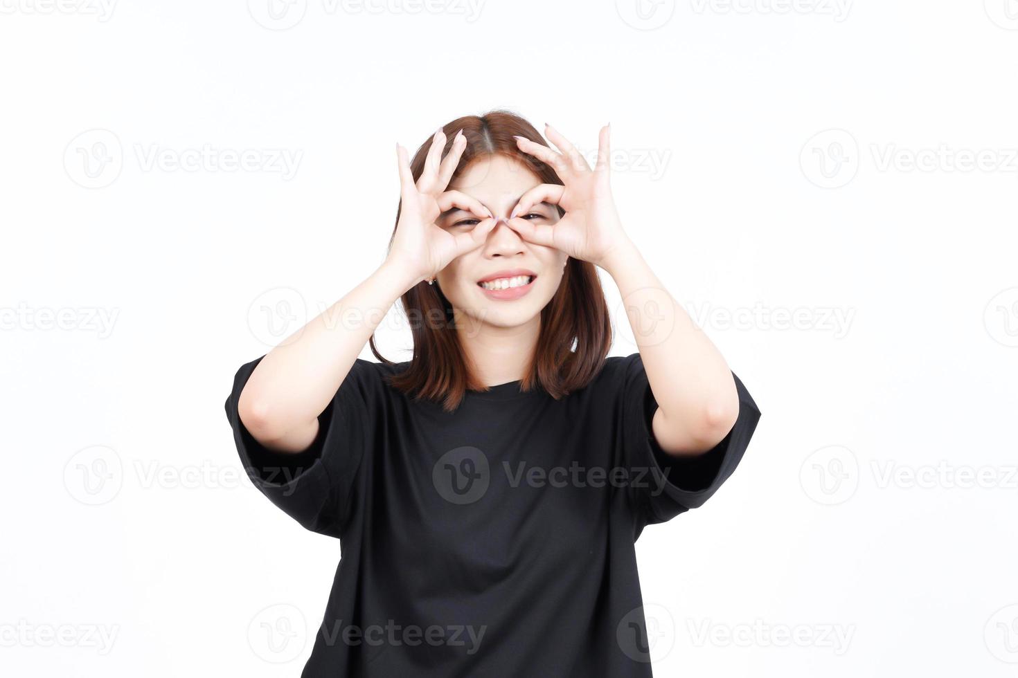 sorridente e mostrando ok cartello di bellissimo asiatico donna isolato su bianca sfondo foto