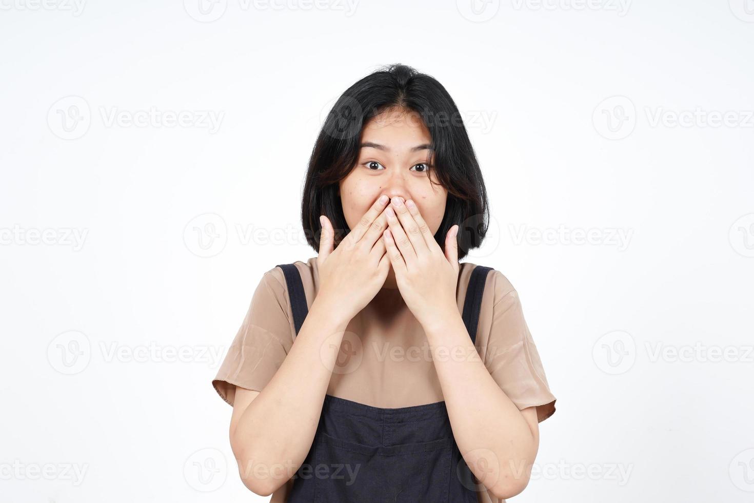 copertura bocca contento sorpreso di bellissimo asiatico donna isolato su bianca sfondo foto