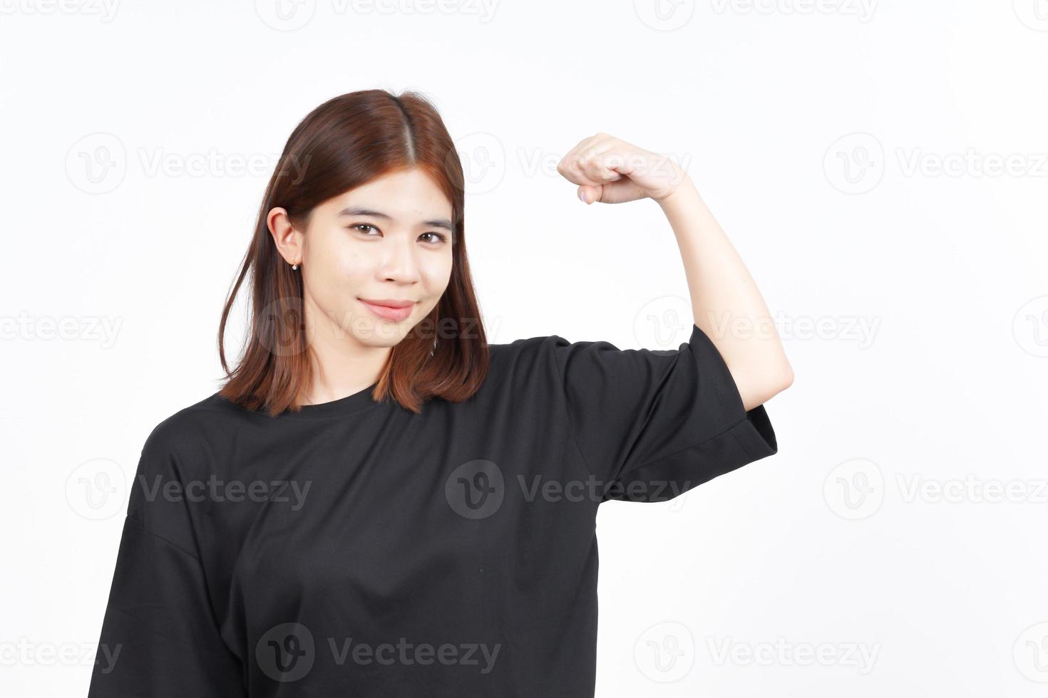 mostrando forza e salire braccia di bellissimo asiatico donna isolato su bianca sfondo foto