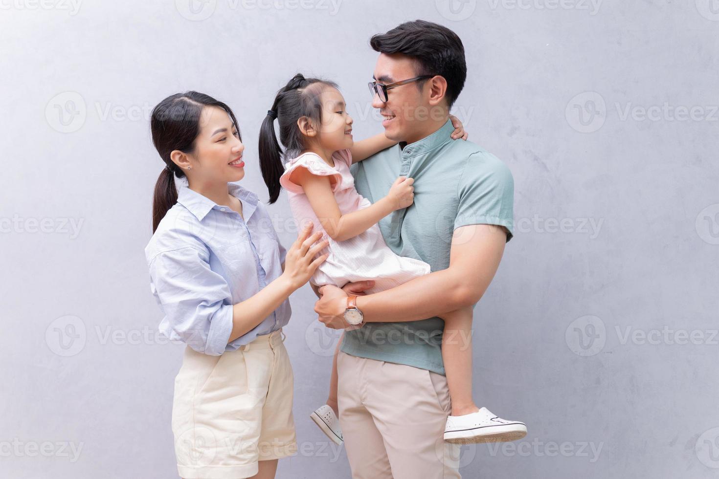 giovane asiatico famiglia in piedi su sfondo foto