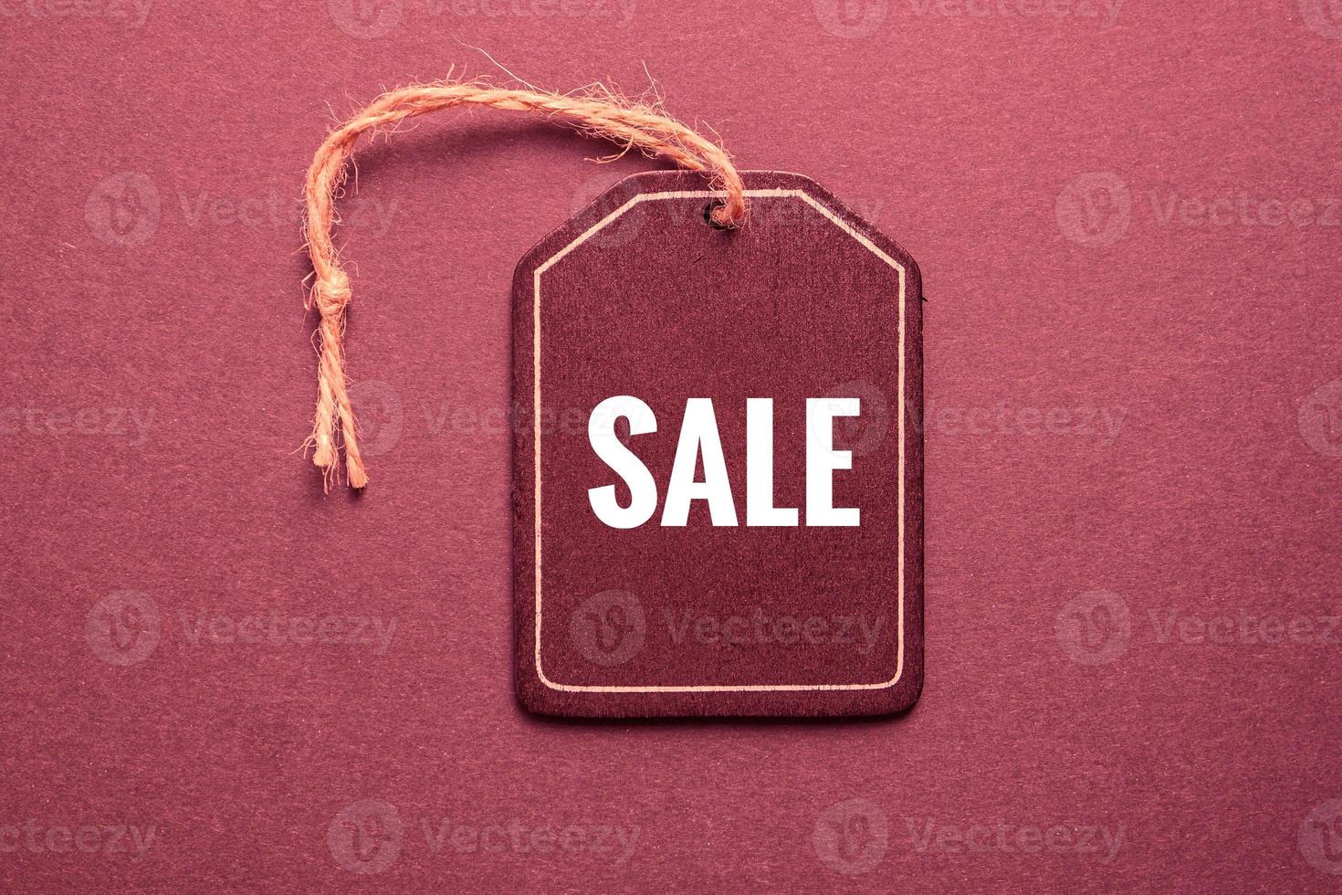 rosso prezzo etichetta con vendita cartello su il rosso sfondo, rosso modello foto