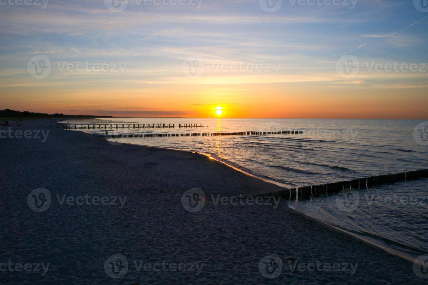 tramonto su il baltico mare. mare, frangiflutti forte colori. vacanza su il spiaggia. romantico foto