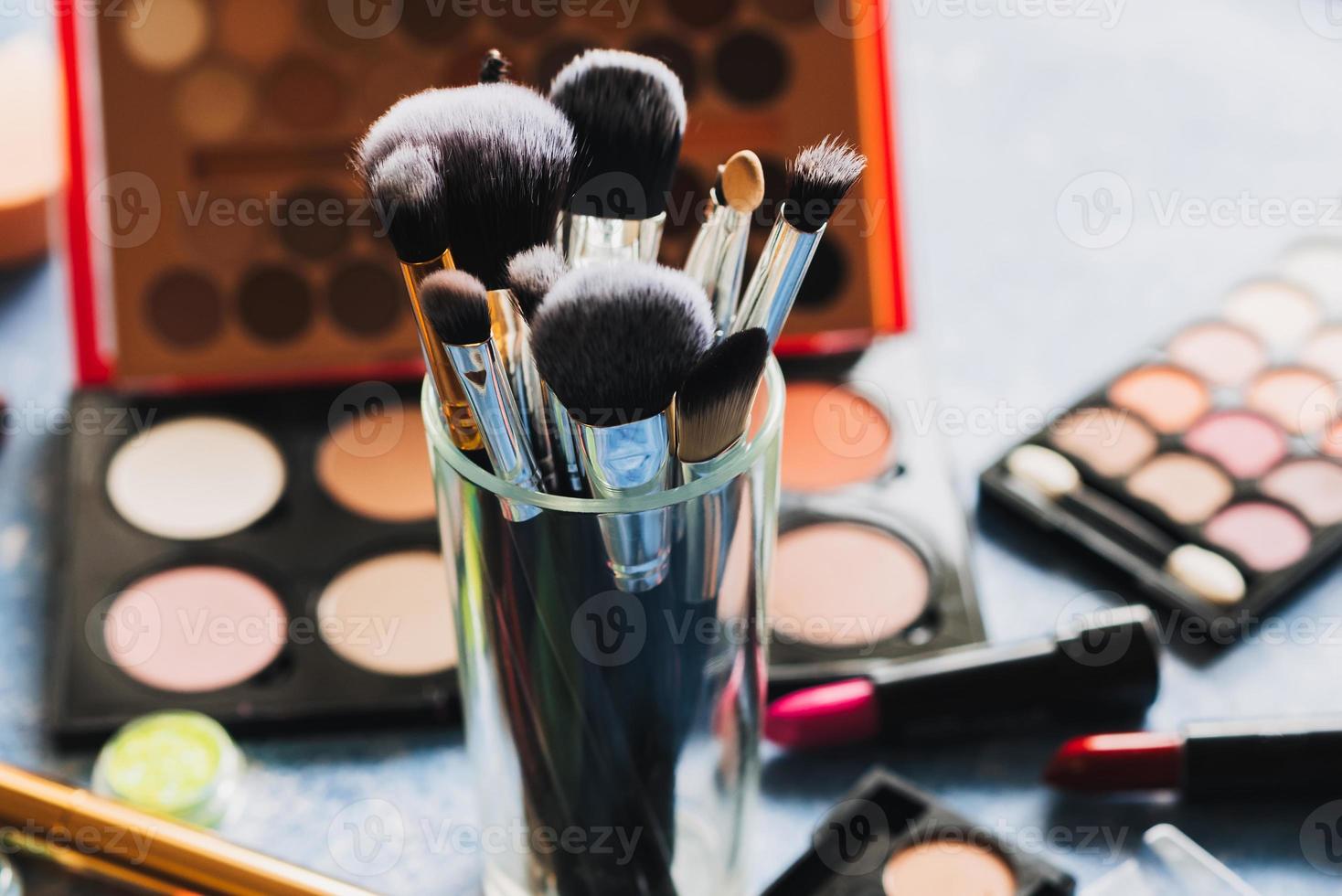 spazzole per trucco tavolo, dove bugie decorativo cosmetici. foto