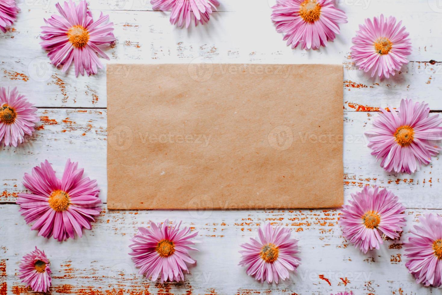 bellissimo rosa crisantemo fiori su bianca sfondo con cartolina foto