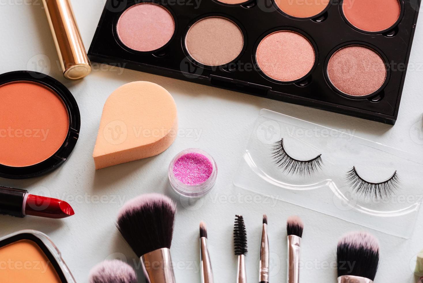 trucco e spazzole superiore Visualizza bianca tavolo. donne posto di lavoro. foto