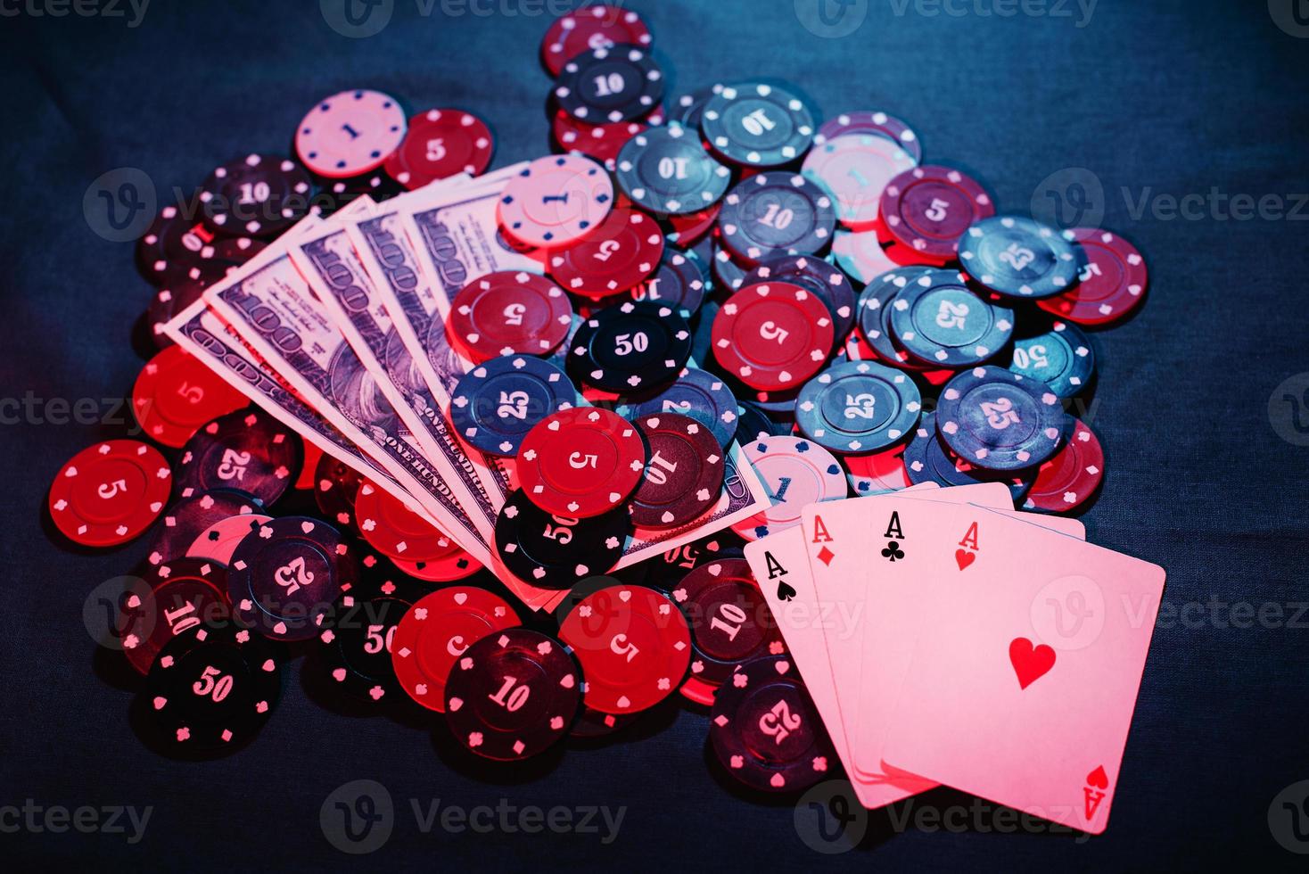 giocando poker patatine fritte, carte e i soldi vicino -su. il Visualizza a partire dal il superiore foto