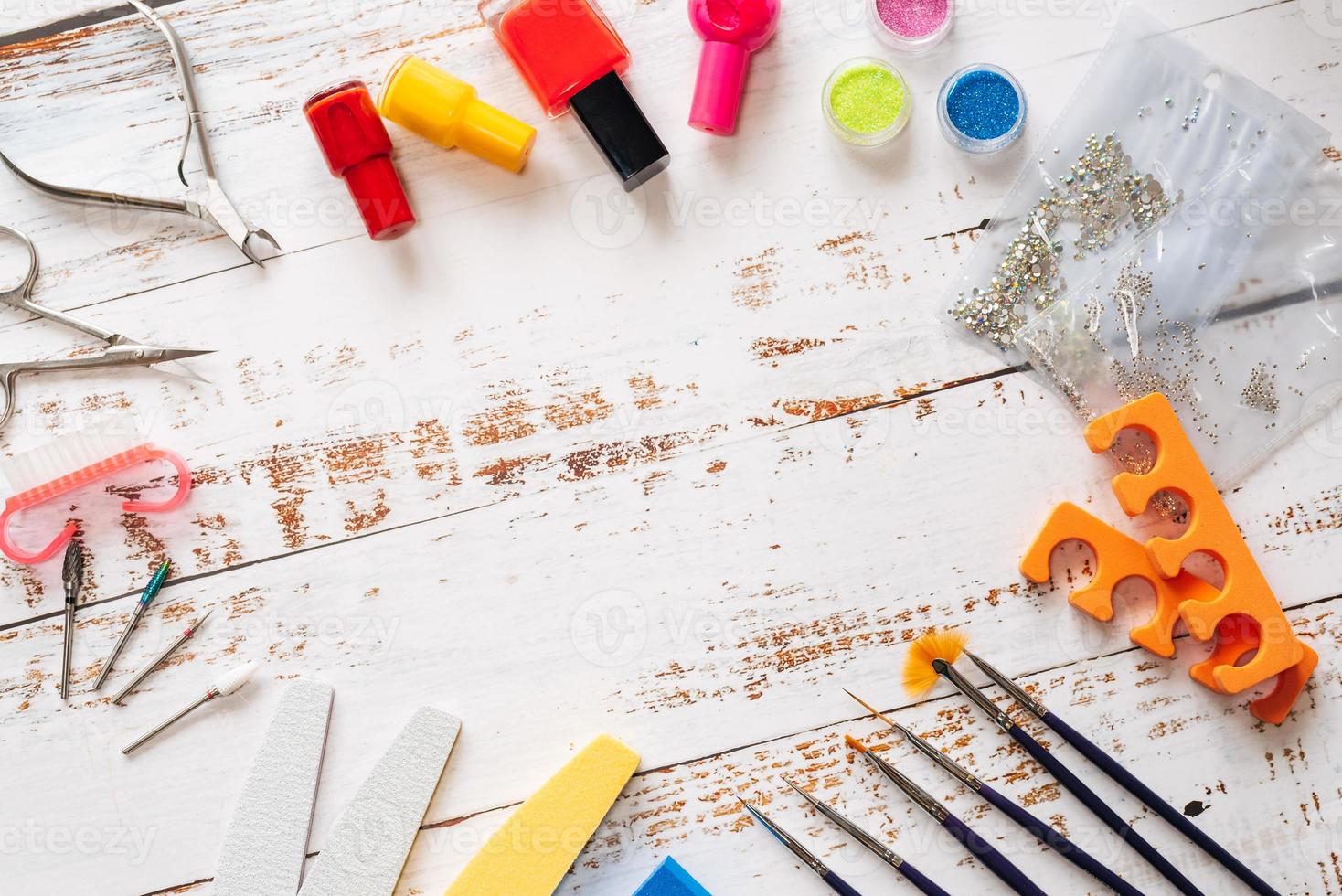 manicure impostato e chiodo lucidi su un' bianca di legno sfondo. con spazio per il tuo testo foto