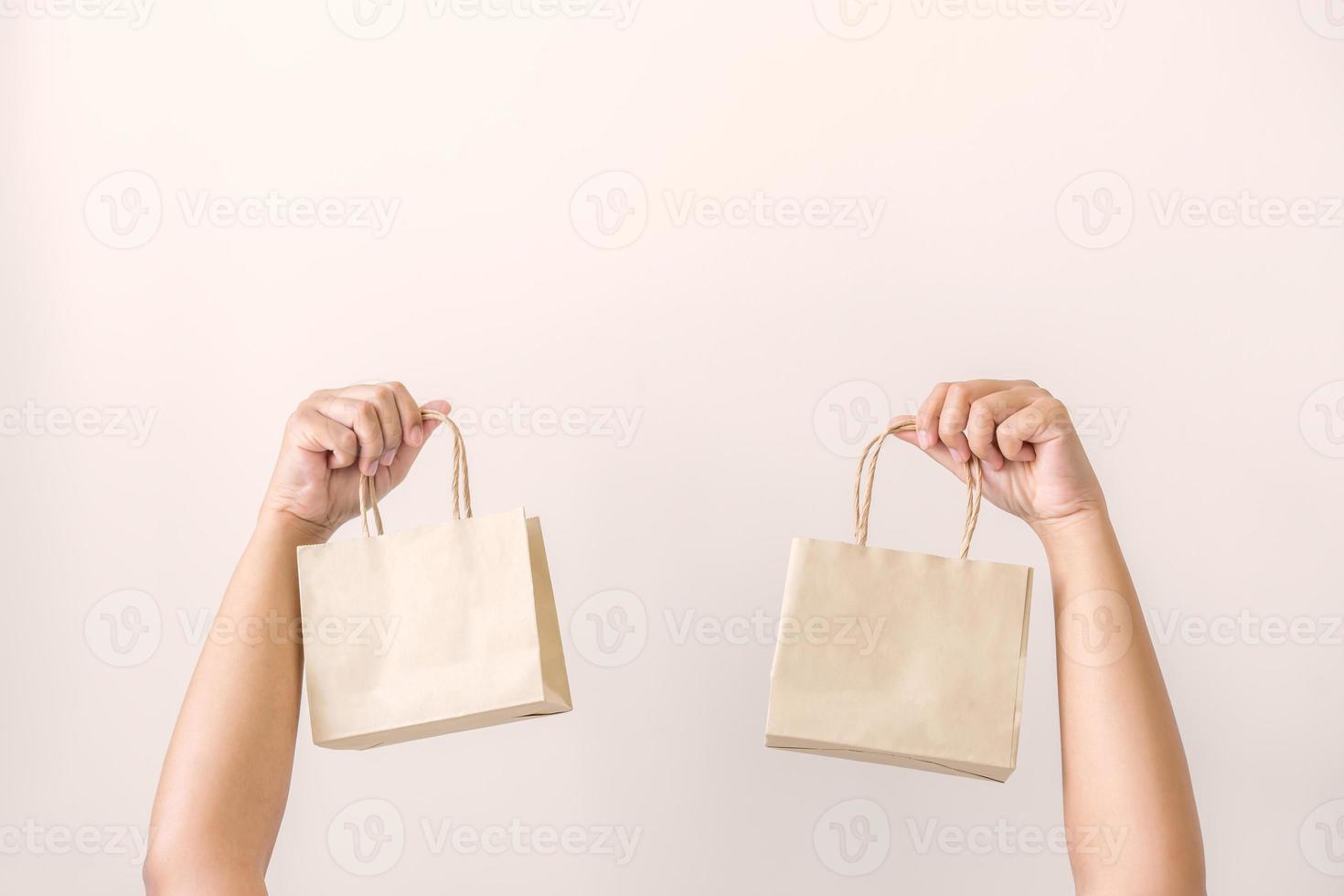 donna trasporto carta Borsa concetto di riutilizzare, riciclare il oggetto per zero sciupare. concetto di sostenibilità utilizzando di riciclato carta borse per acquisti. foto