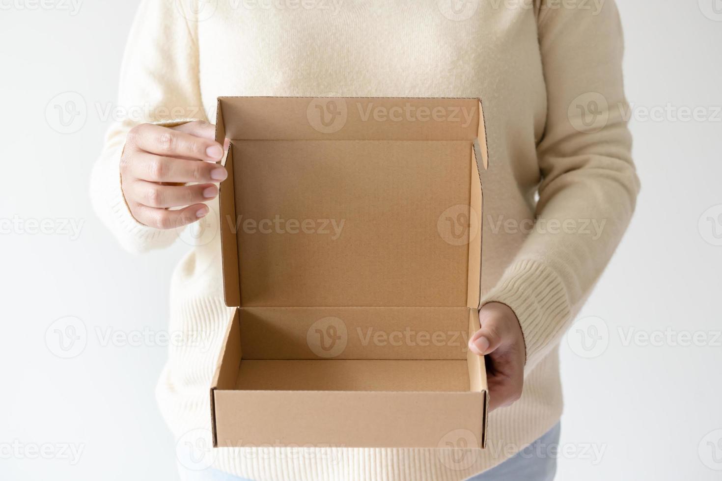 donna mani trasporto Marrone apertura cartone scatola. concetto di utilizzando riciclare carta scatola. foto