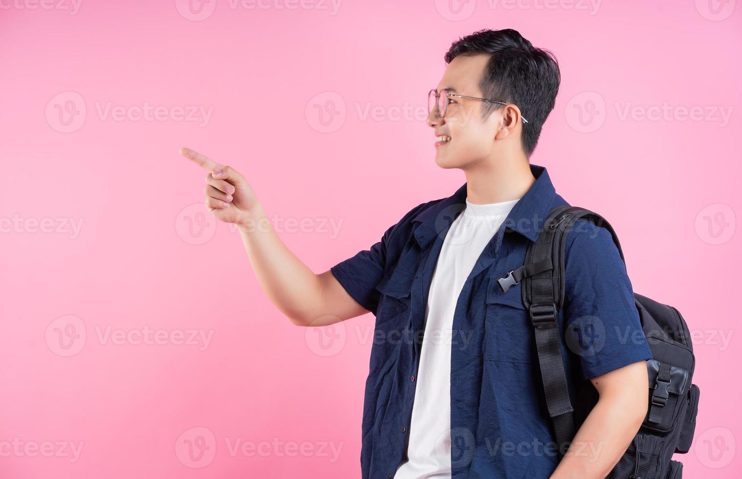 Immagine di giovane asiatico Università alunno su rosa sfondo foto