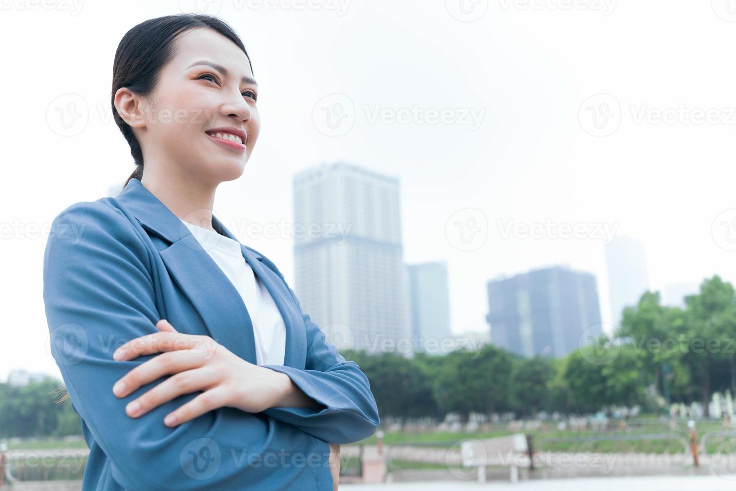 foto di asiatico donna d'affari all'aperto