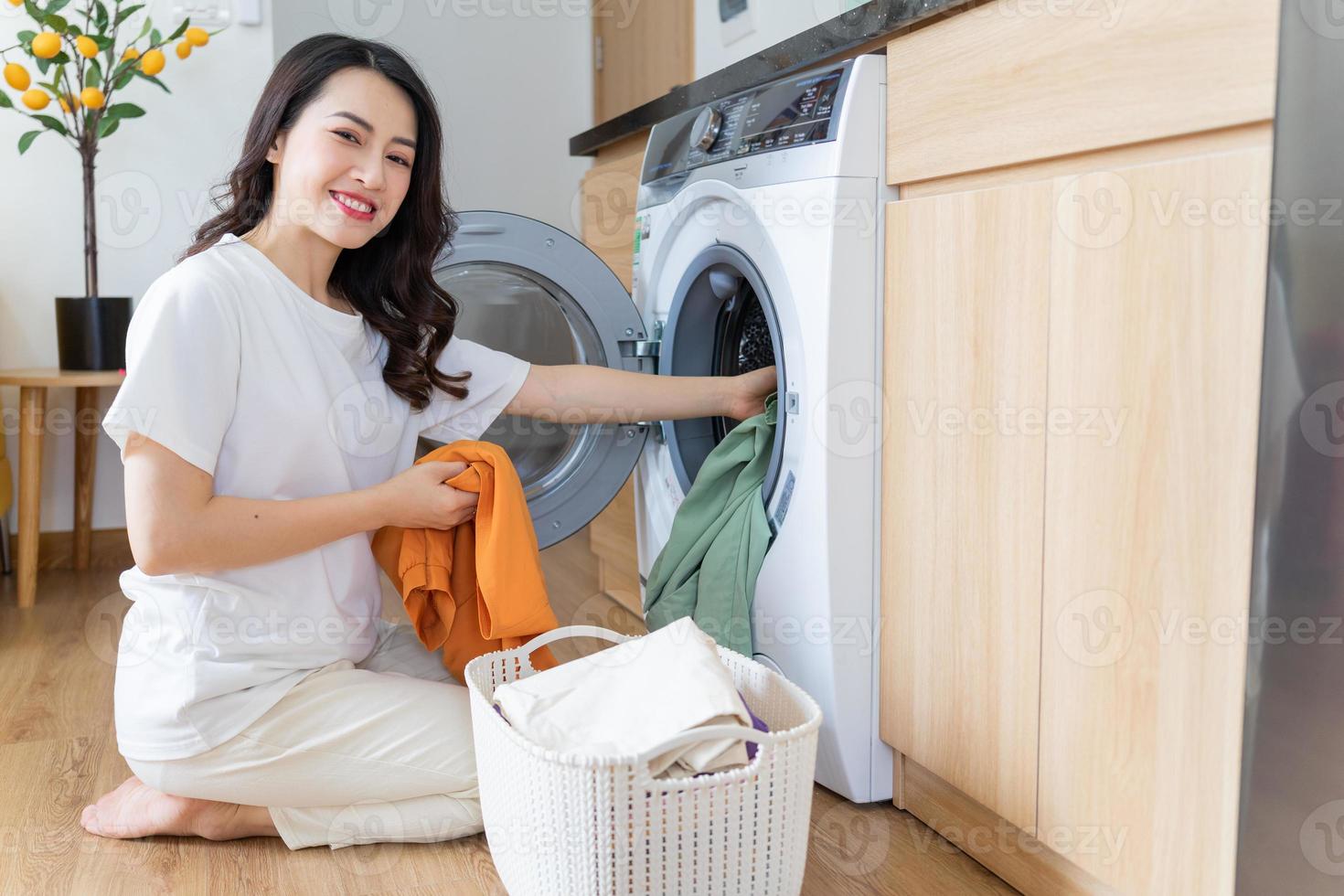 Immagine di giovane asiatico donna lavaggio Abiti foto