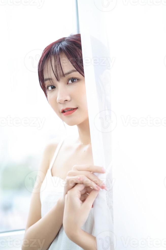 bellezza Immagine di giovane asiatico donna a casa nel il mattina foto