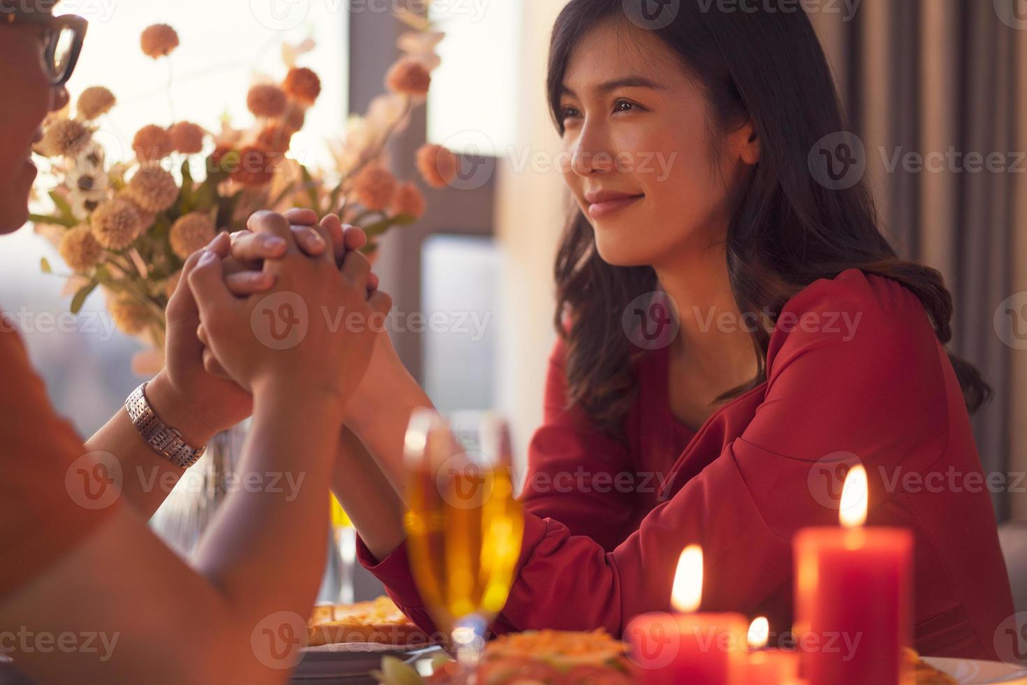 giovane asiatico coppia mangiare cena insieme foto