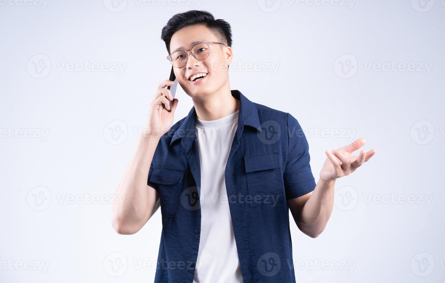 giovane asiatico uomo utilizzando smartphone su sfondo foto