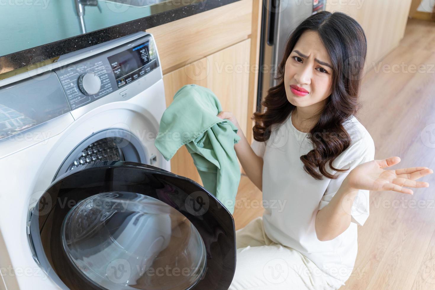 Immagine di giovane asiatico donna lavaggio Abiti foto