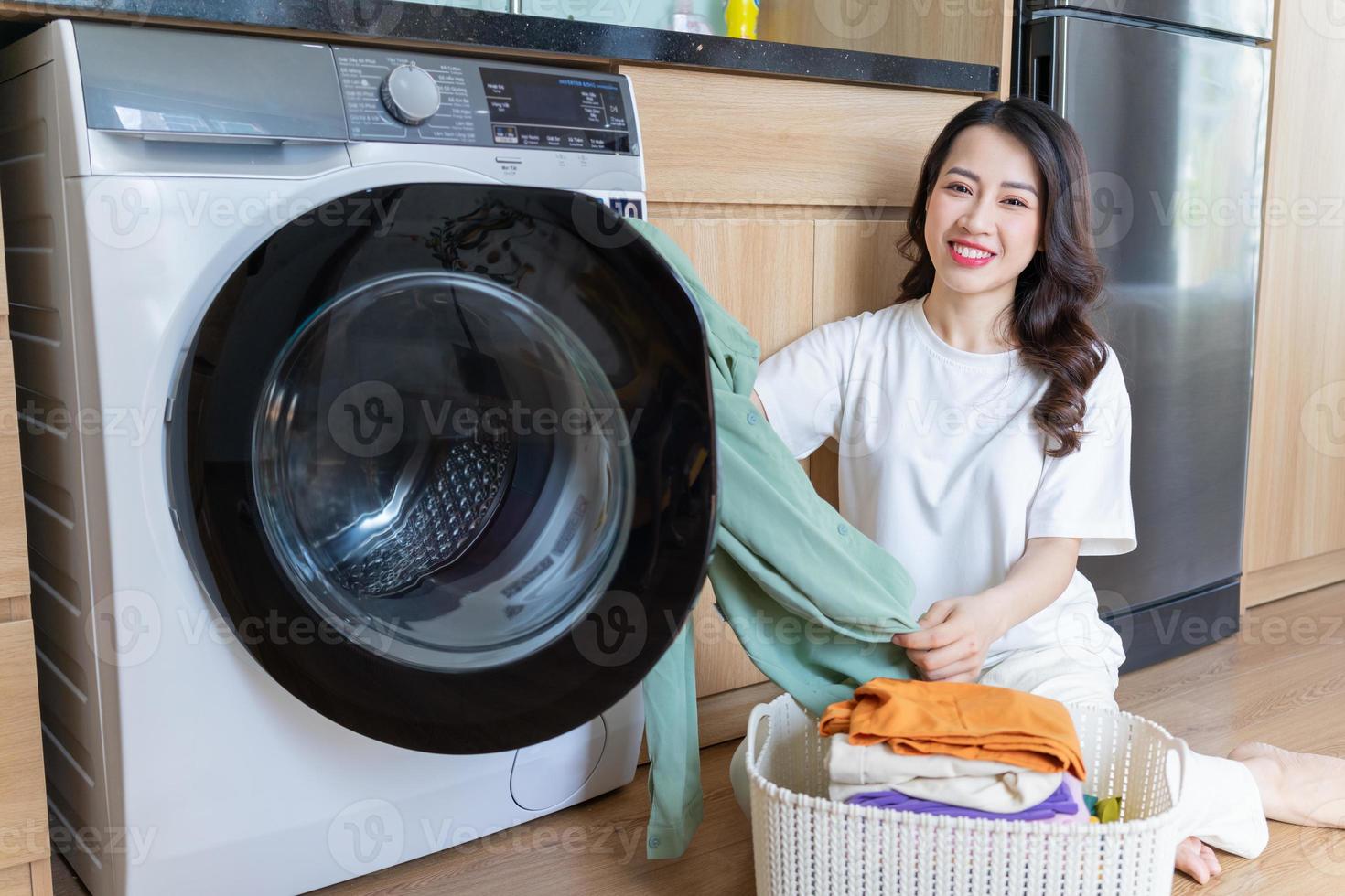 Immagine di giovane asiatico donna lavaggio Abiti foto