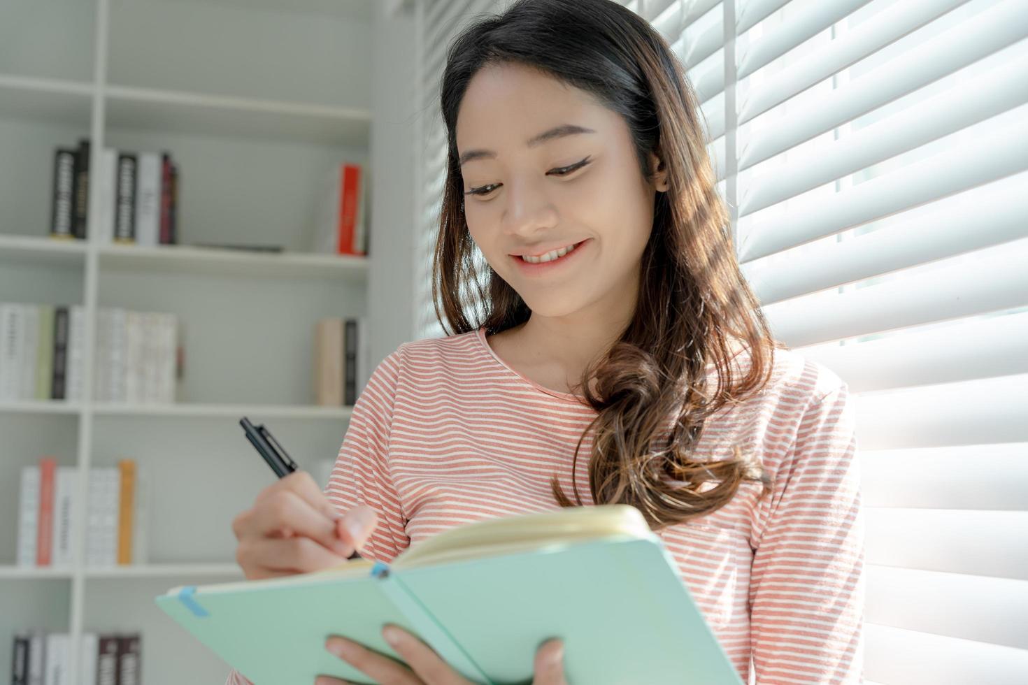 ispirazione, scrittore, scrittura ,creativo ,ricreazione per immaginare, bellissimo Asia attraente giovane donna scrittura idee su taccuino, per fare elenco, bene pensiero opera, giornalista, elegante, sognare Immagine, rilassare foto