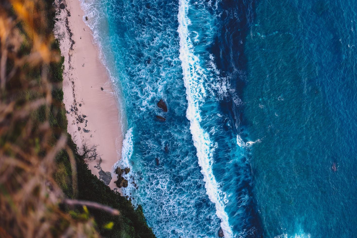 vista dall'alto delle onde dell'oceano foto