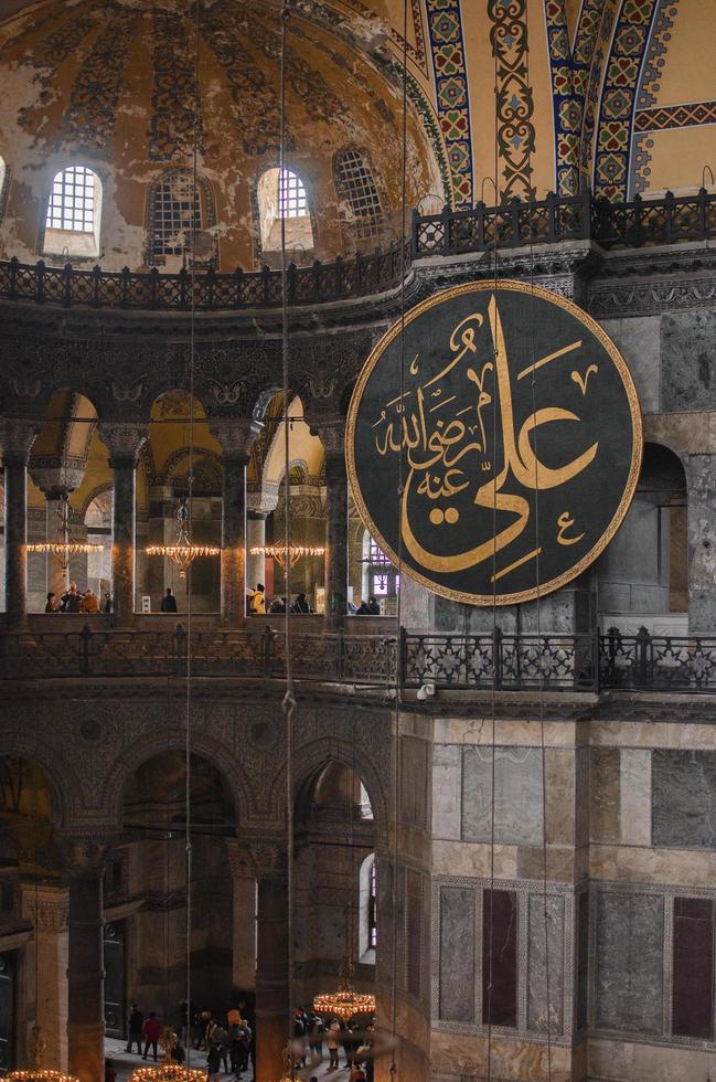 istanbul, turchia 2020-turisti si riuniscono presso la torre dell'orologio di ayasofya, alias hagia sophia foto