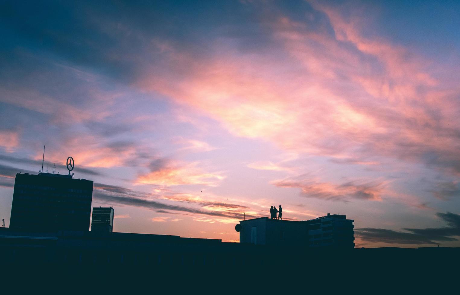 sagoma dell'edificio al tramonto foto