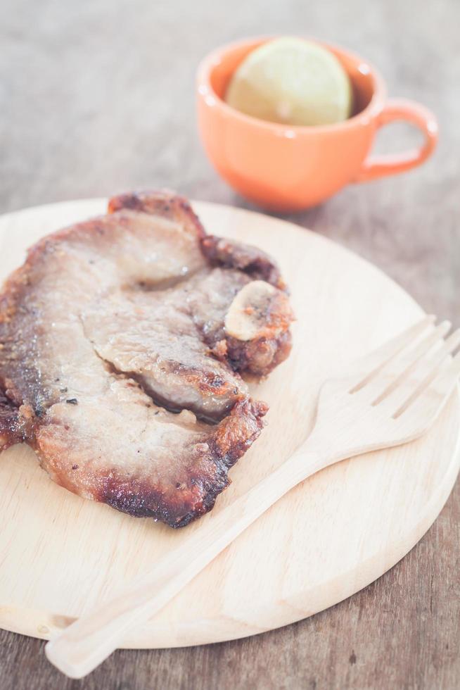 bistecca di maiale e una tazza foto