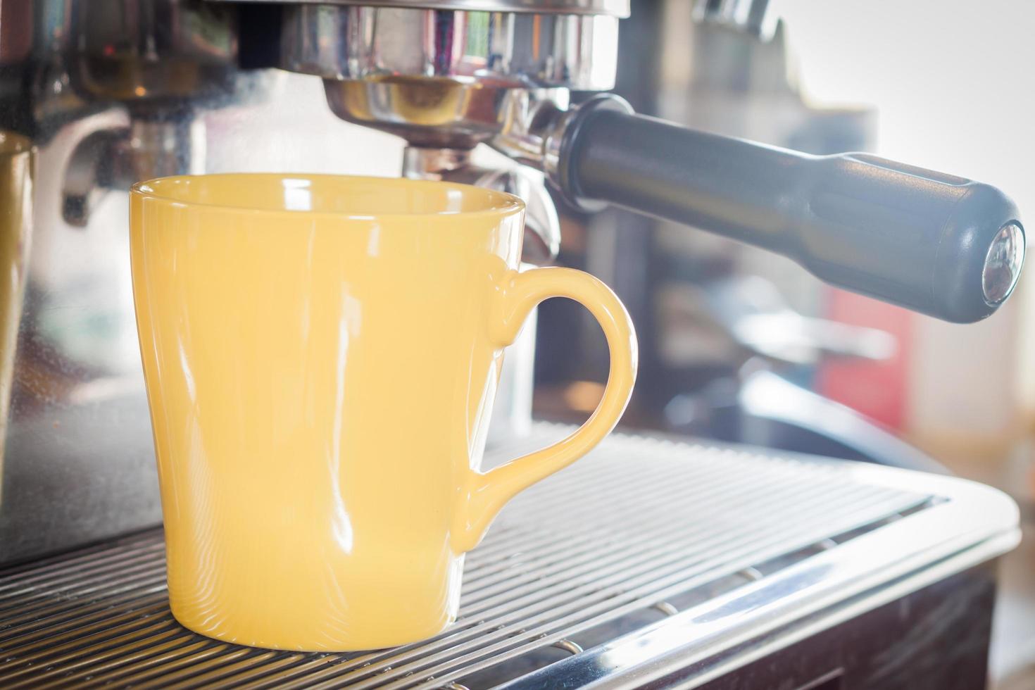 tazza di caffè giallo nella caffetteria foto