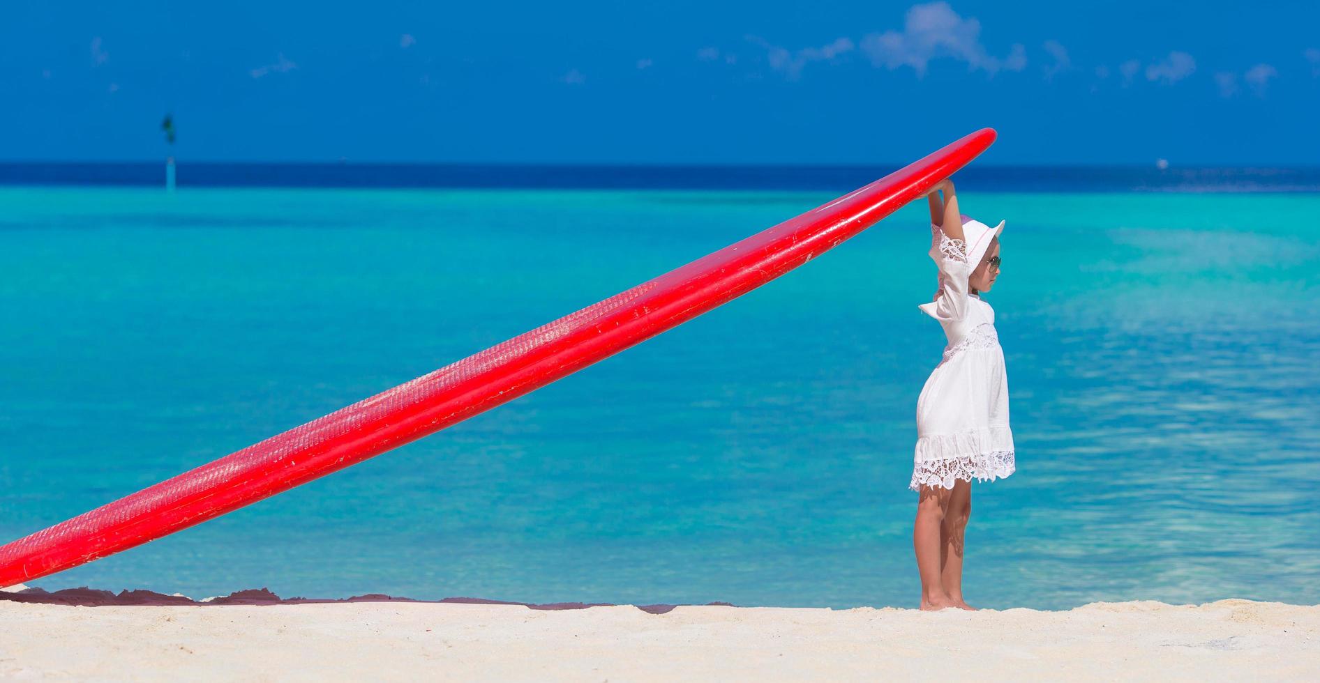 ragazza con paddleboard su una spiaggia foto