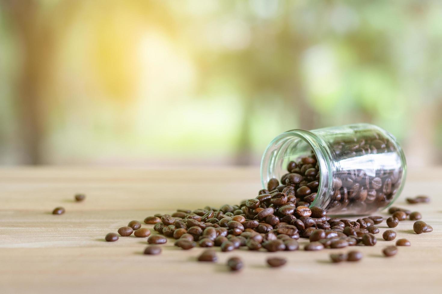 chicchi di caffè tostati in bottiglie di vetro foto