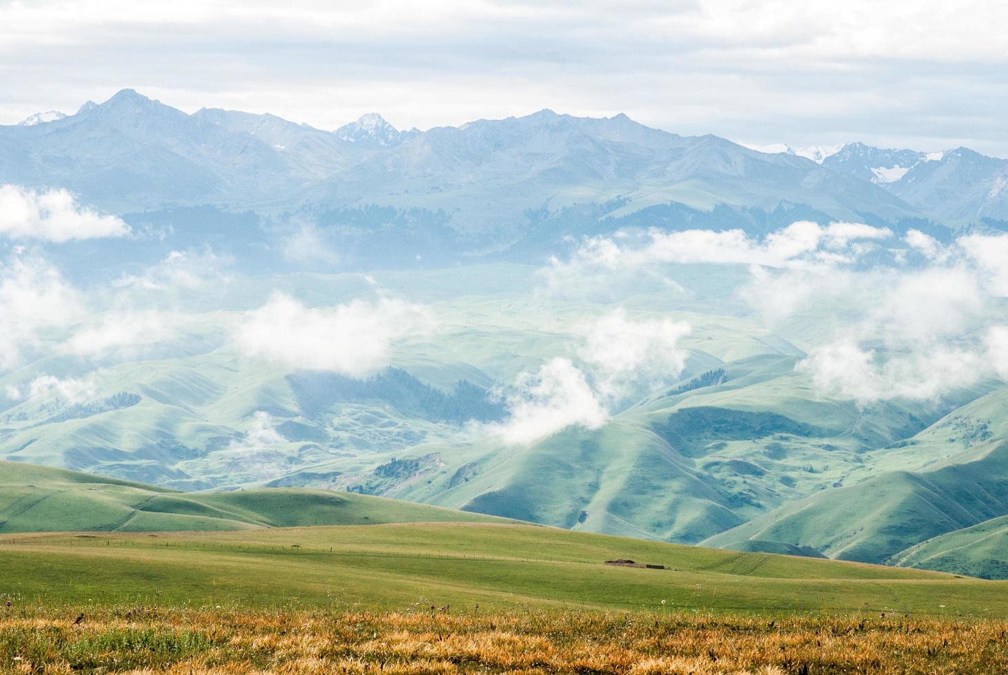 fotografia aerea di montagna durante il giorno foto