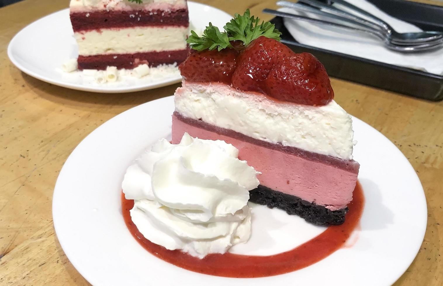 torta di formaggio alla fragola con panna montata foto