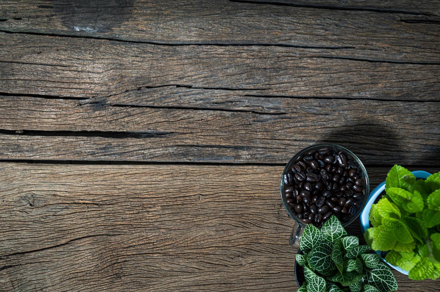 scrivania in legno con chicchi di caffè foto