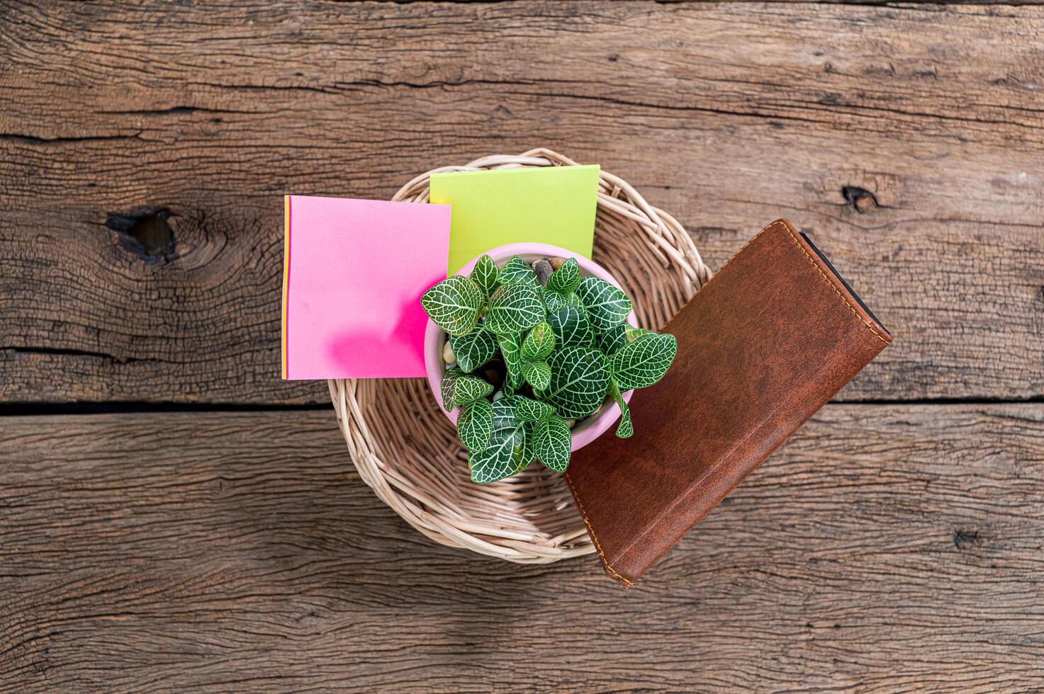 scrivania in legno con taccuino e fiore foto