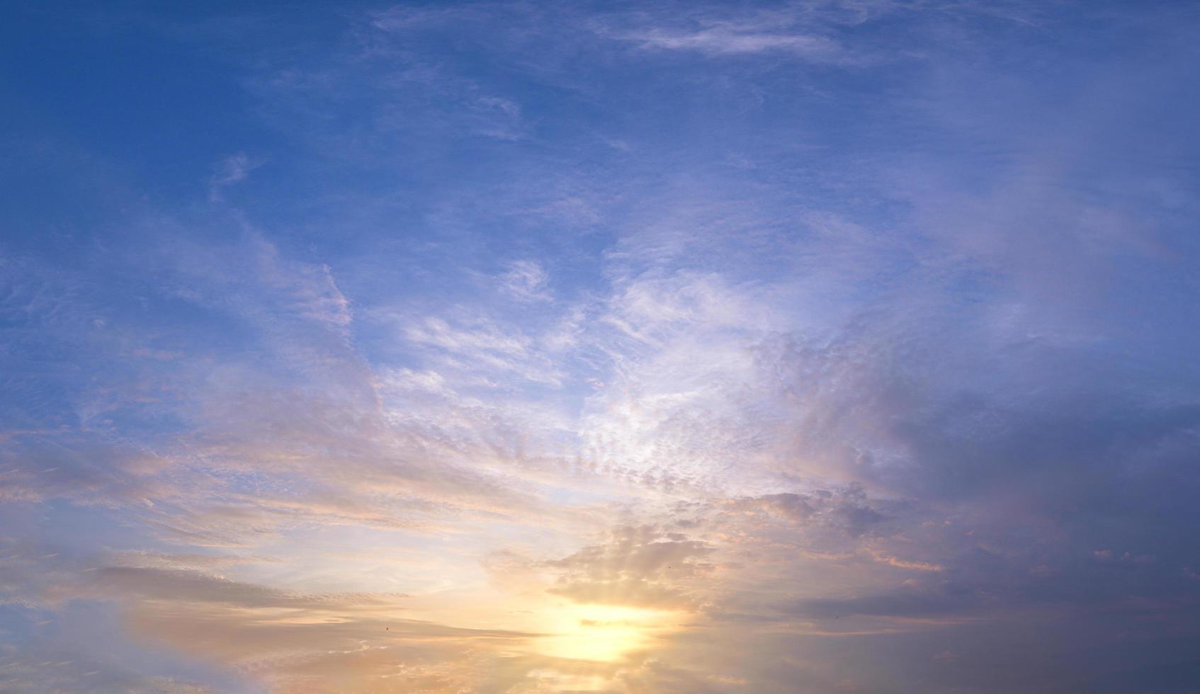 cielo e sole al tramonto foto