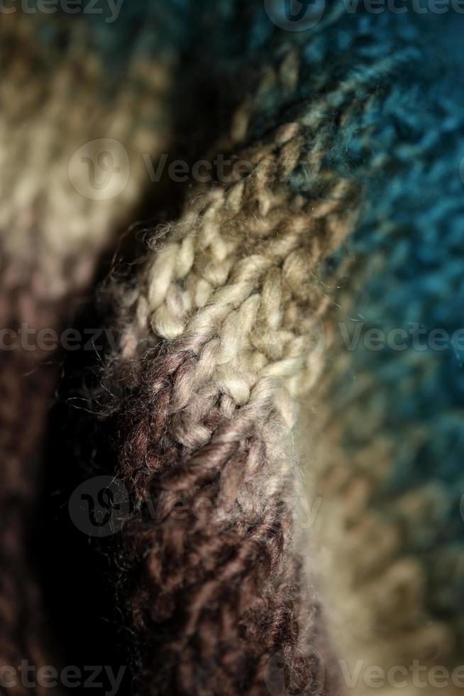 colorato fatto a mano inverno tradizionale sciarpa con alpaca lana vicino su sfondo moderno alto qualità Stampa foto