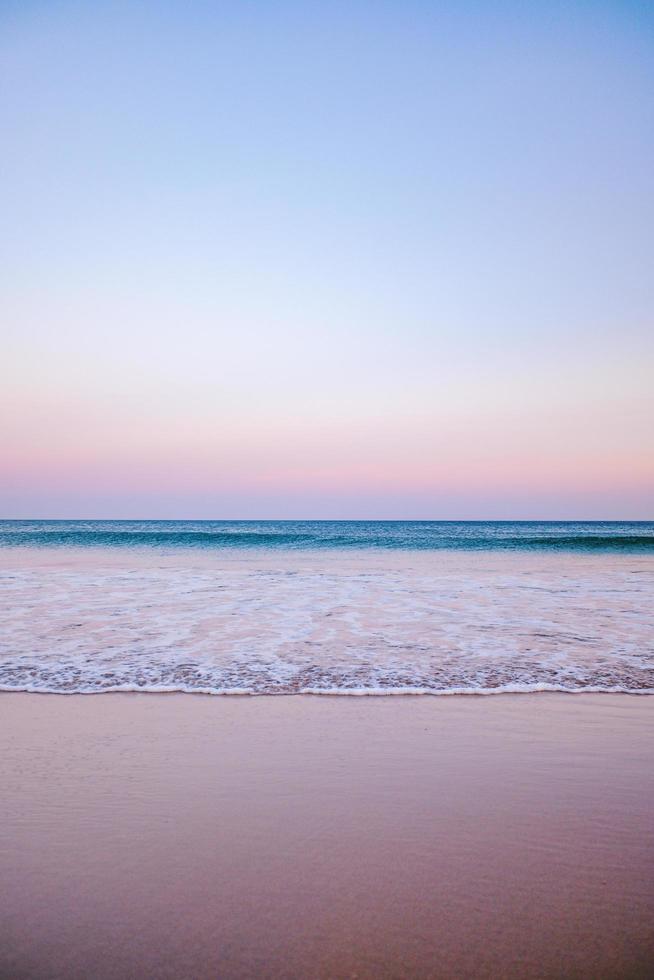 spiaggia durante il tramonto foto