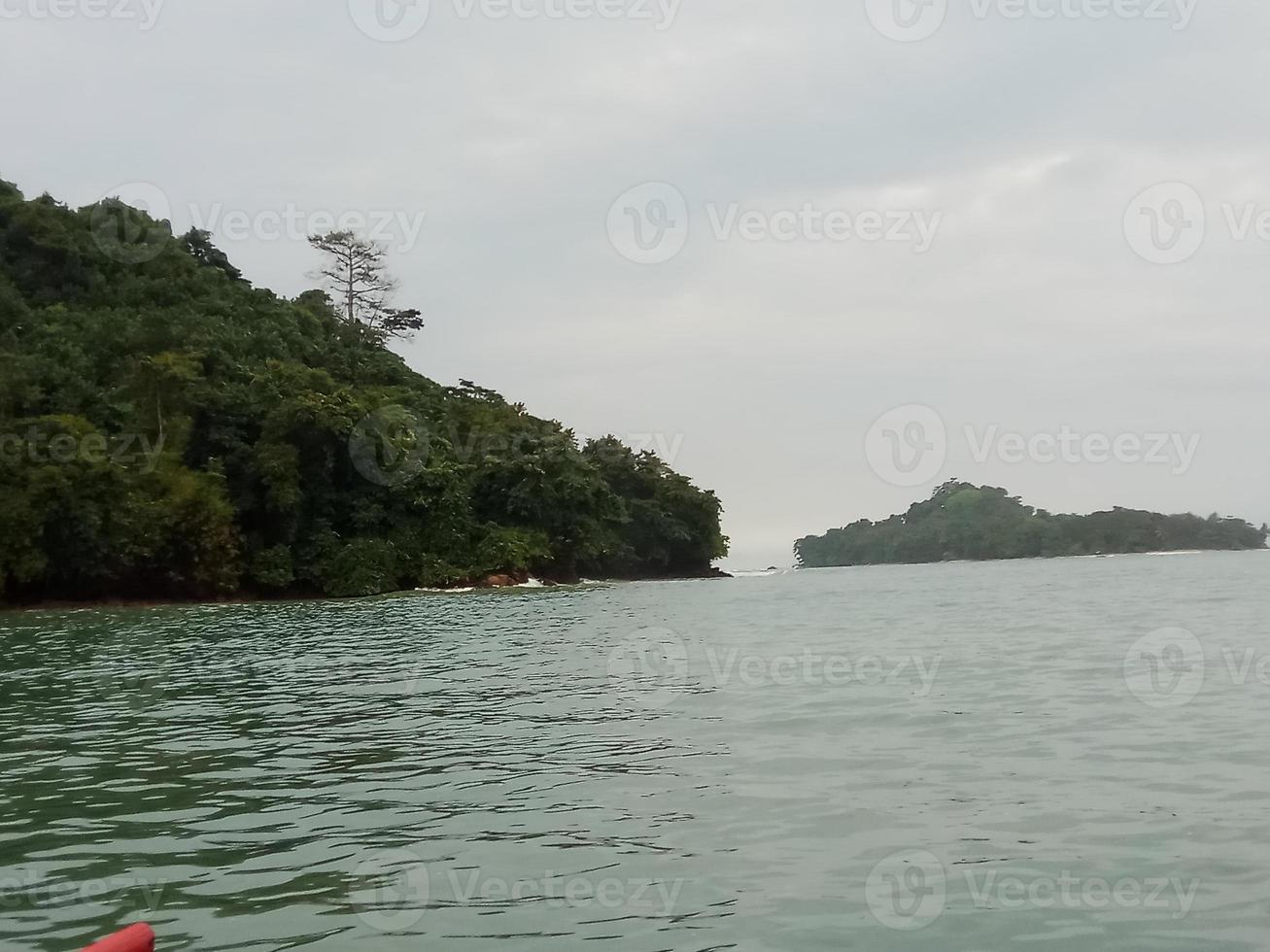 isola su oceano specchio Visualizza foto