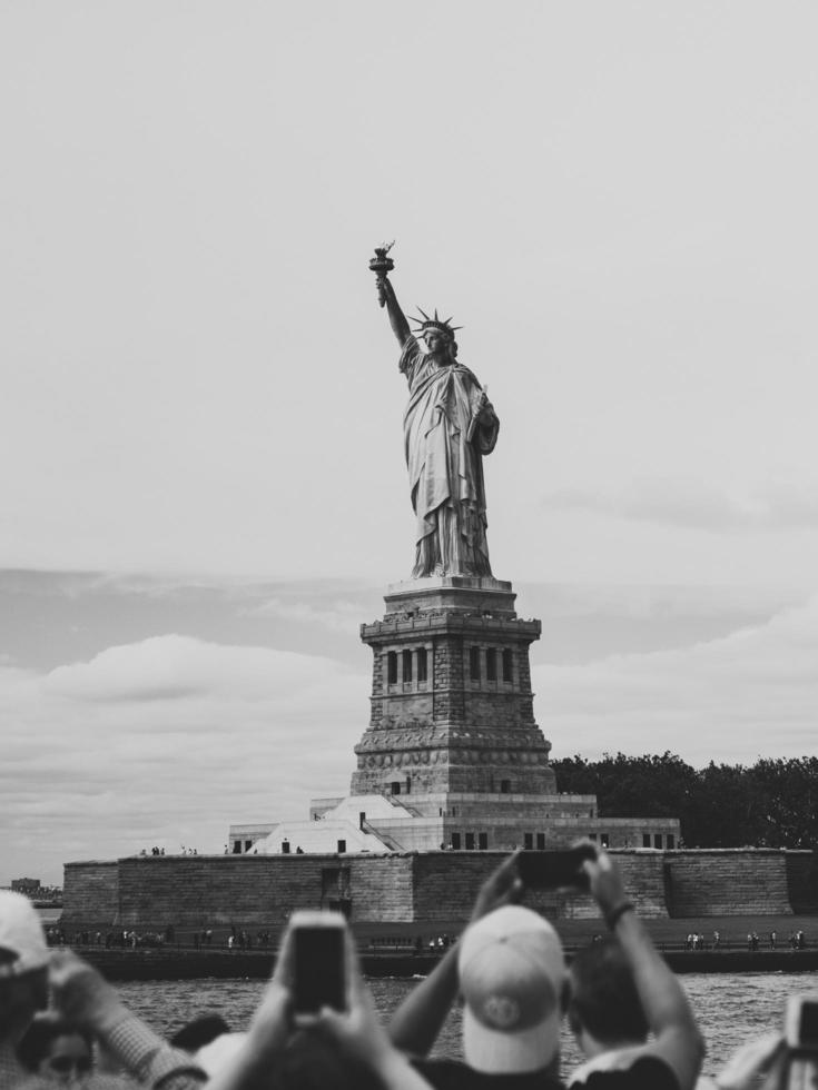 new york city, new york, 2020 - persone che fotografano la statua della libertà foto
