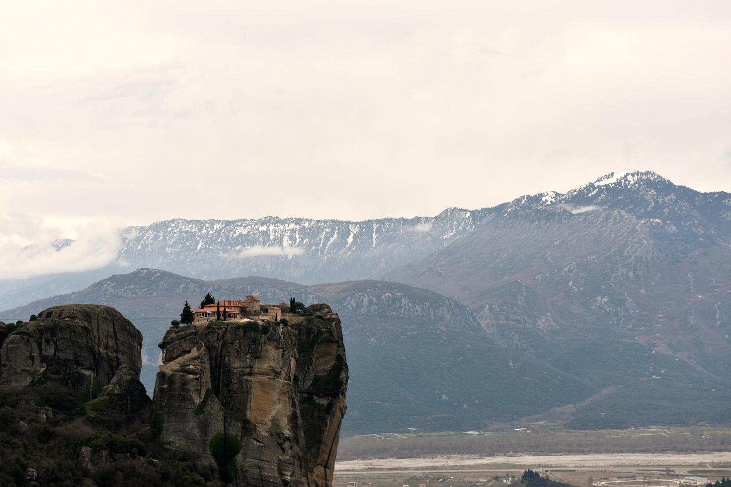 meteora, grecia, 2020 - monastero su una scogliera foto