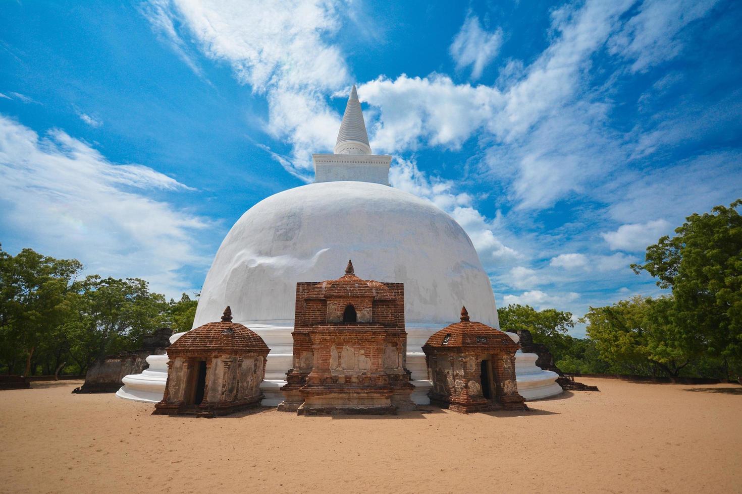 antiche rovine di kiri vehera dagoba a polonnaruwa, sri lanka foto