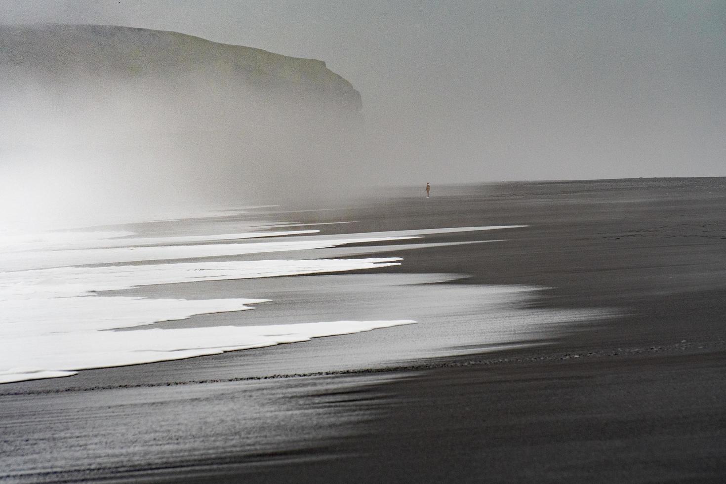 riva della spiaggia nera con nebbia foto