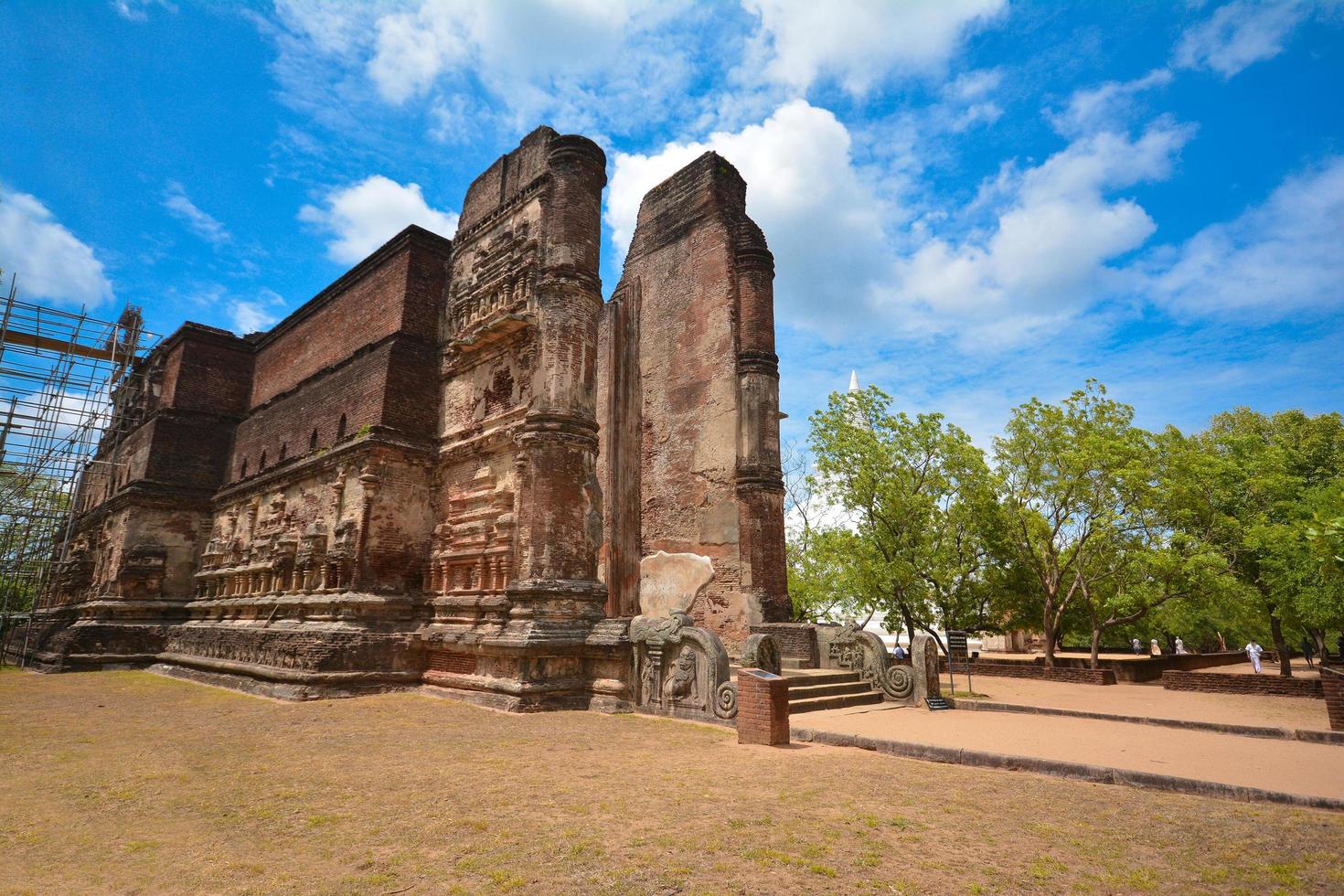 antiche rovine del tempio di lankathilaka a polonnaruwa, sri lanka foto