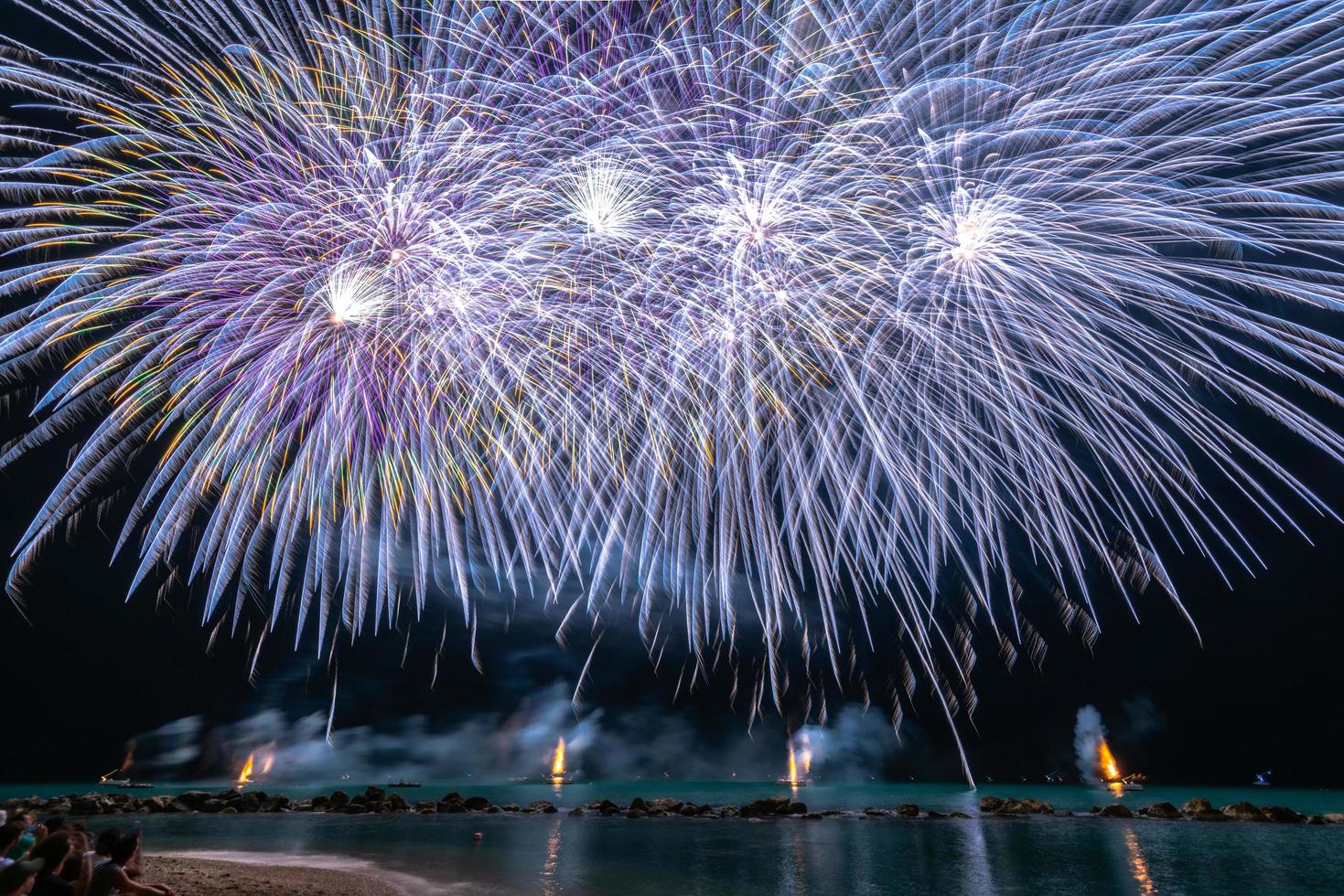 grandi fuochi d'artificio blu foto